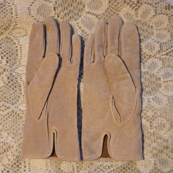 Isotoner Brown and Tan Leather Gloves - Picture 2 of 3